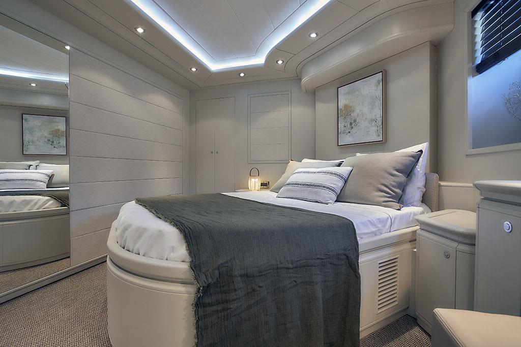 2005 CUSTOM LINE 112' 